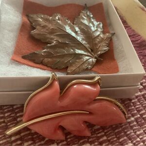 💚Sarah Coventry leaf motif brooch and metal maple leaf pin